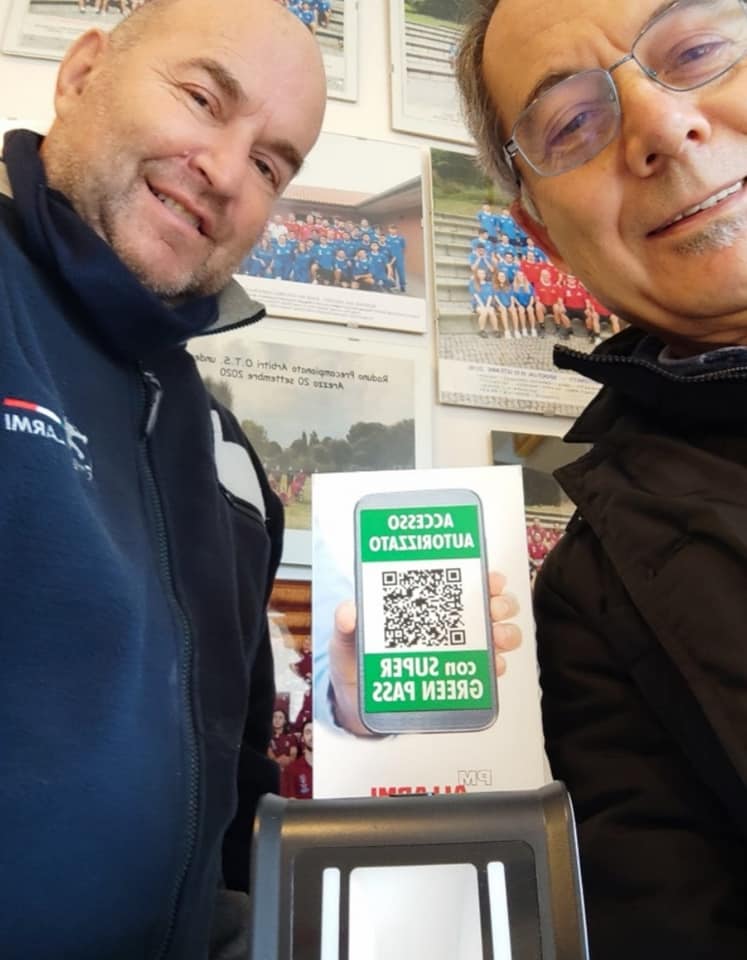 Lettore di Green Pass di ultima generazione regalato da Marco Pasquini di PM Allarmi agli Arbitri aretini. Lettore di Green Pass di ultima generazione regalato da Marco Pasquini di PM Allarmi agli Arbitri aretini.